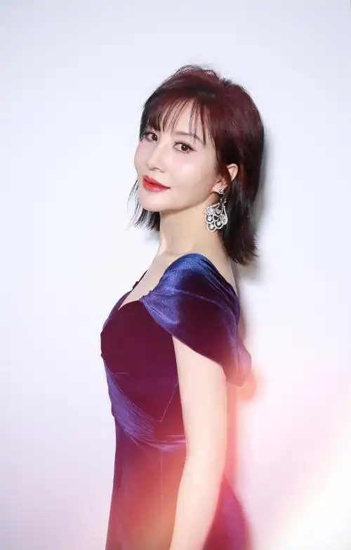 关晓彤穿无袖上衣秀腹肌眼神凌厉气质清冷