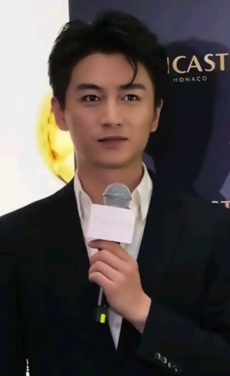 男明星的颜值#[大笑][大笑][大笑] 陈晓看起来很正直的样子,尽管长的