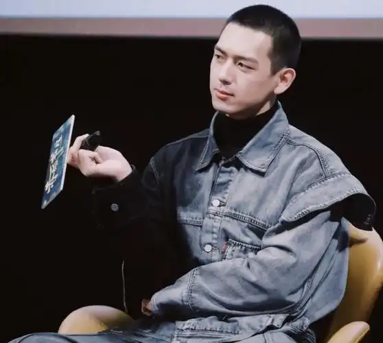 剪寸头的李现换了种帅法,黑色装扮潮流个性,是你的"菜"吗