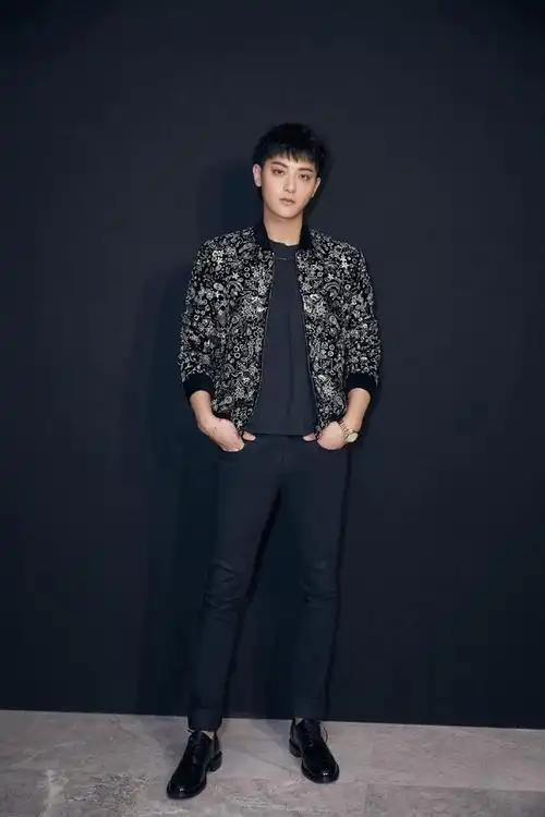 黄子韬《创造营》造型真"花",水墨涂鸦外套配短裤,俏皮吸睛