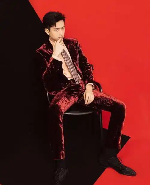原创185cm李现和183cm张翰同是红丝绒西装造型身高不够腿长来凑