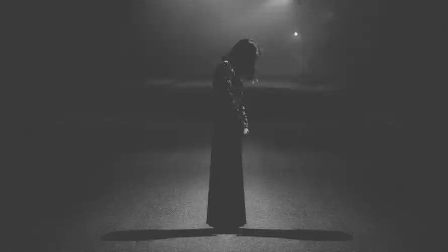 一个人抱头心碎绝望的伤感图片 _ 图片网