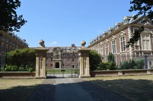 写美篇三一学院是剑桥著名的学院之一,也是剑桥大学名气最大的学院