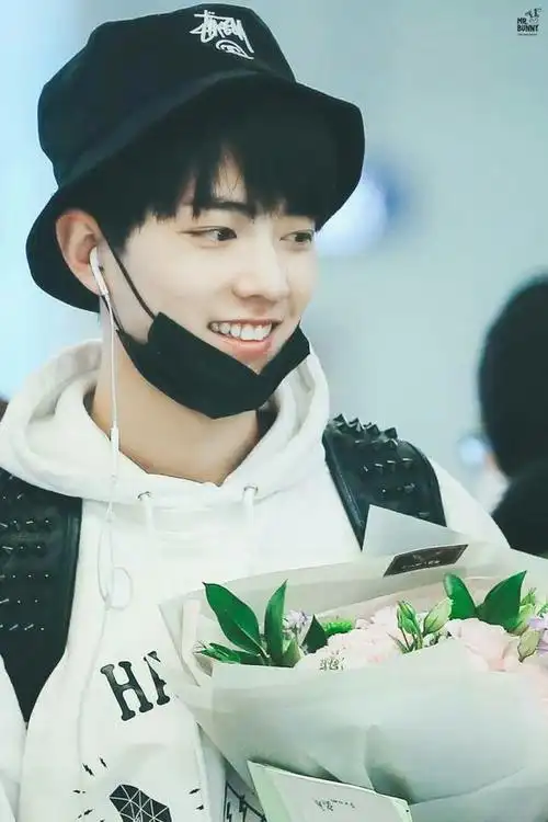 肖战图片高清手机壁纸 笑起来(肖战2022壁纸超清全面屏)-天晟网