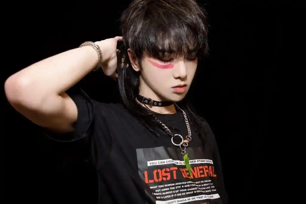 华晨宇壁纸:花花超性感的嘴唇美图来了,肉嘟嘟的看着好可爱