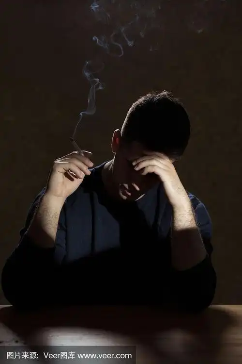 吸烟的绝望男子