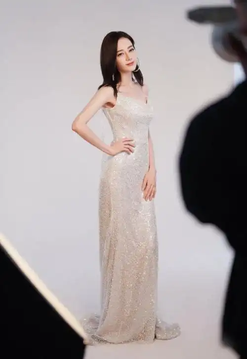 迪丽热巴闪钻亮片长裙