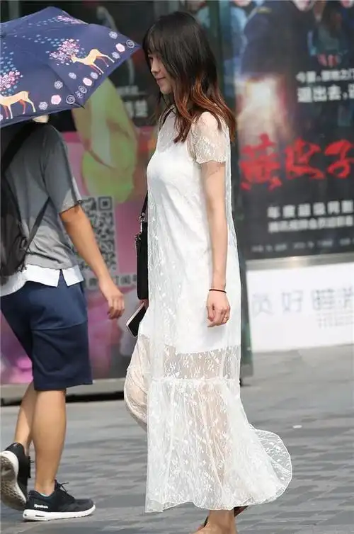 路人街拍透明网纱吊带裙似露非露的美