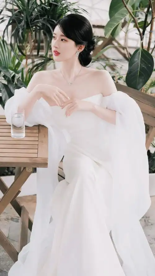 赵露思白色抹胸纱裙造型