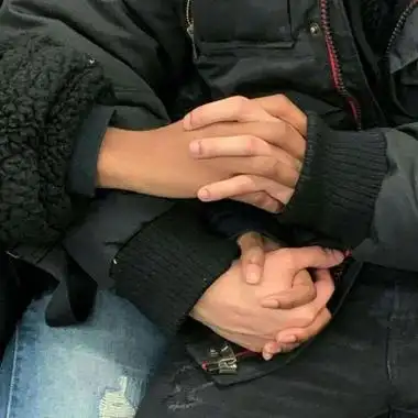 由美头网整理发布,情侣头像频道提供更多与两只手,手牵手,手控相关的