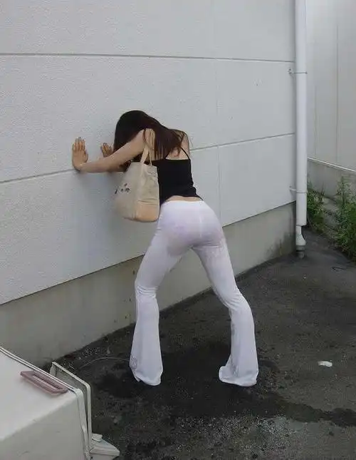 无奈的空头象这些尴尬的娘们,再也憋不住了!