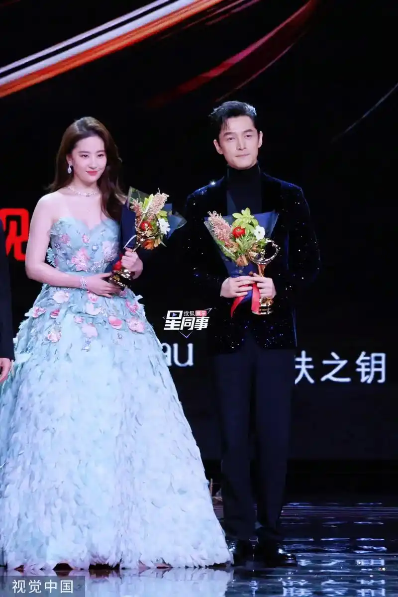 胡歌刘亦菲同框.没有关注微博之夜,突然刷到热搜看到#胡歌刘亦 - 抖音