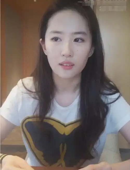 刘亦菲素颜无滤镜直播,脸部自然皮肤白嫩,和网红高下立判