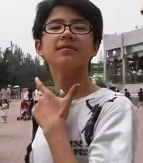 刘昊然初中课堂旧照曝光颜值平平无奇被同桌高冷哥抢镜