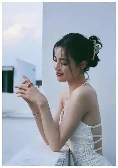 钟楚曦30岁登场蓝色抹胸裙展现完美身材身姿曼妙引人注目