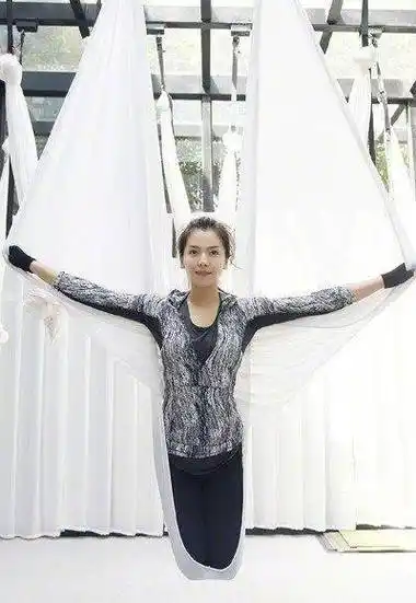 刘涛晒高难度空中瑜伽素颜的她一展柔韧身姿性感身材凹凸有致_网友