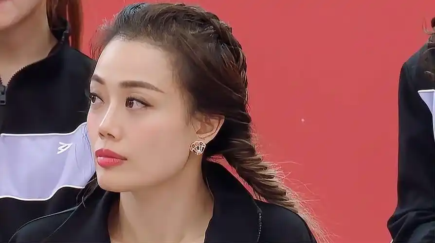 12  来源:好看视频-姐姐2:破浪组拉票超感动,那英起立为其加油,容祖儿