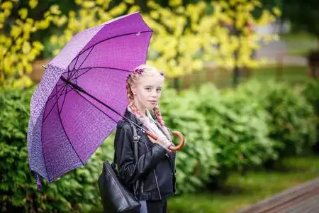 撑伞游公园的女孩图片