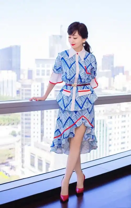 赵雅芝为考生加油,特意穿红针织衫配红包包,造型减龄比00后都潮