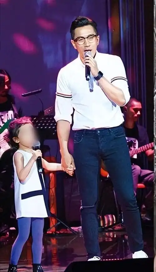 刘恺威带女儿现身加拿大,9岁小糯米形体容貌出众,遗传杨幂神颜-腾讯