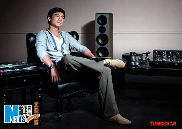 刘德华代言腕表感悟人生拍广告流露悠然神情