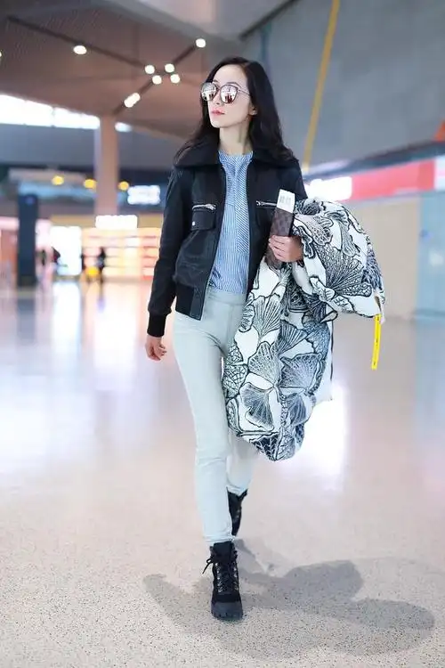 韩雪街拍:皮夹克条纹衬衫 牛仔裤短靴帅气靓丽