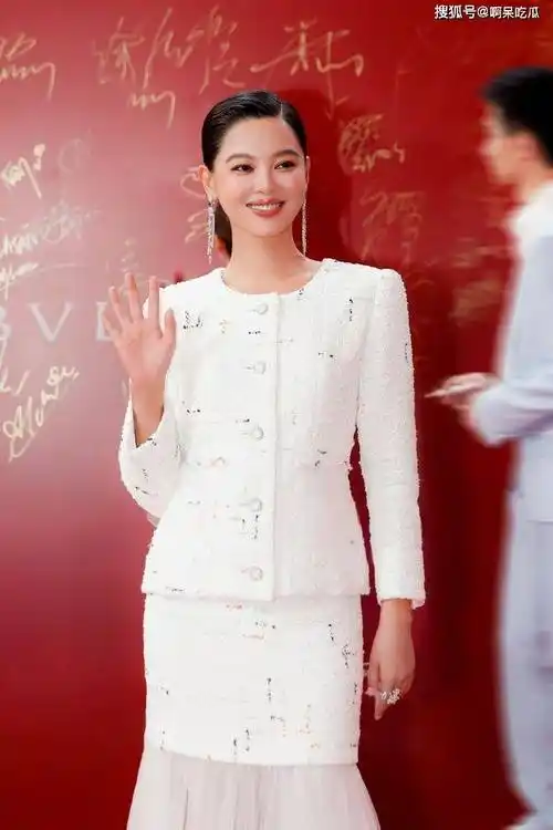 上影节红毯:"沈马"同框比心,娜扎美如艺术品,倪妮秋衣