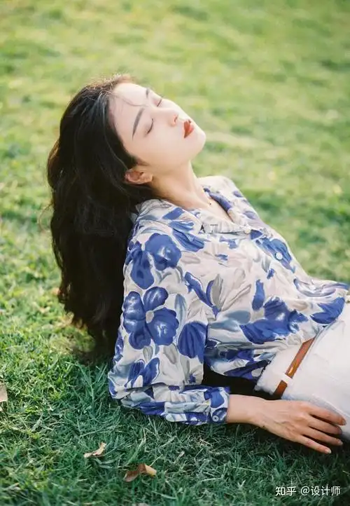 人像拍照姿势不单调草地人像这样拍简约好看很加分