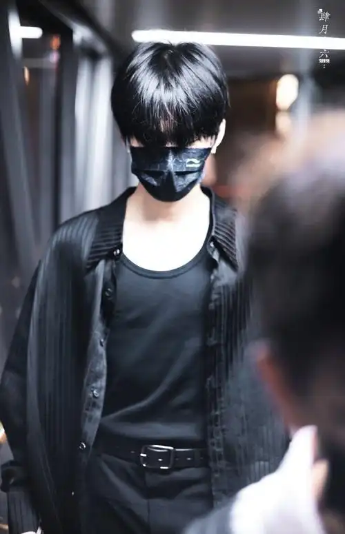 张真源全黑造型机场