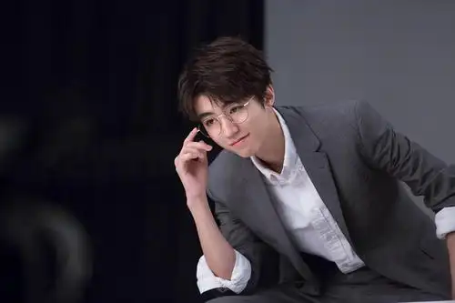 王俊凯好适合戴眼镜哦