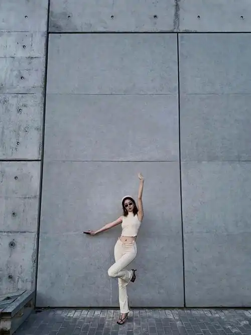 2/ 9赵尧珂身穿无袖背心搭配同色紧身裤,纯欲风格外惊艳,尽显完美身材