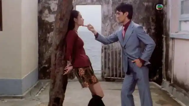 周星驰与张柏芝19年后再合作,两人在工作现场亲密牵手搂肩