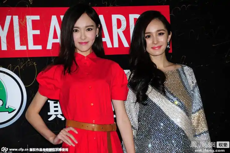 杨幂与唐嫣牵手走红毯大秀闺蜜情高清大图