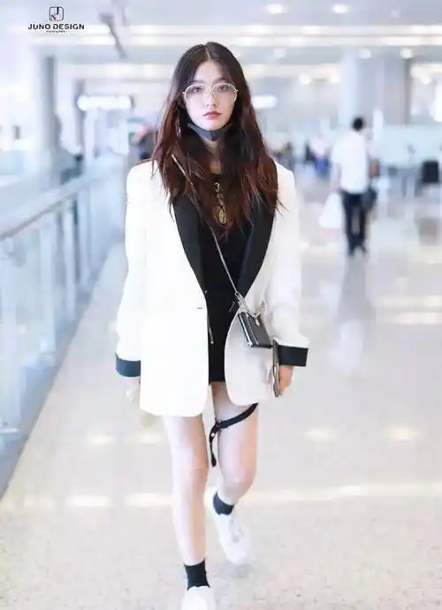 一直不明白王珞丹为啥每次机场街拍都要带那么多道具?