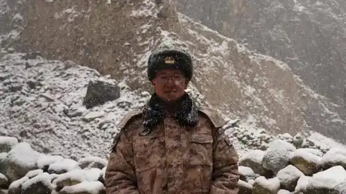 陈红军指挥部队掩护战友将团长救出用身体和盾牌隔开外军迎着"石头雨"