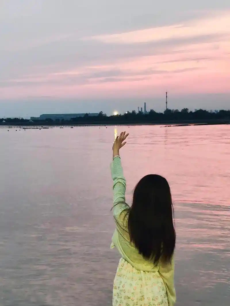 开学前最后一次去海边,晚霞里 - 抖音