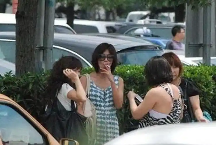 生活在聚光灯的镜头之下,压力比一般人要多了许多,     徐静蕾抽烟