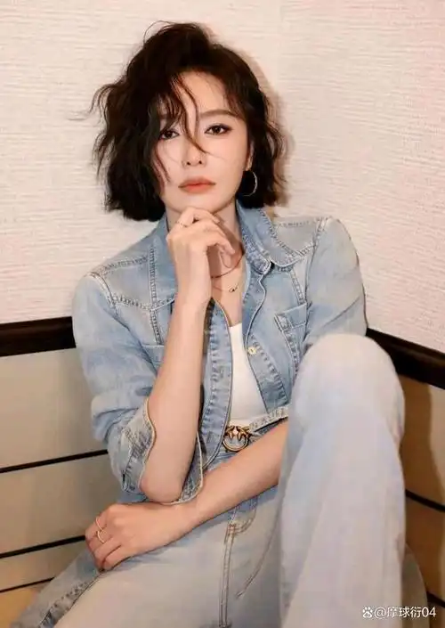 秦岚引领时尚潮流,大胆尝试短发羊毛卷,展现个性魅力