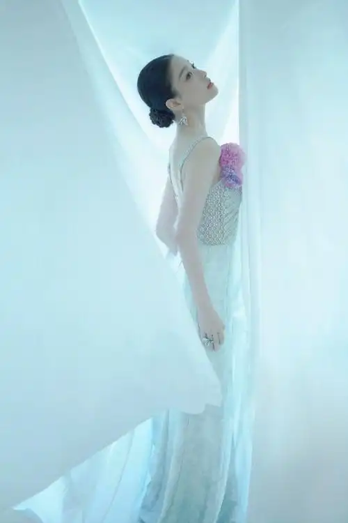 倪妮雕花镂空礼裙#身穿ulyana sergeenko高定礼服的@倪妮v亮相今晚的