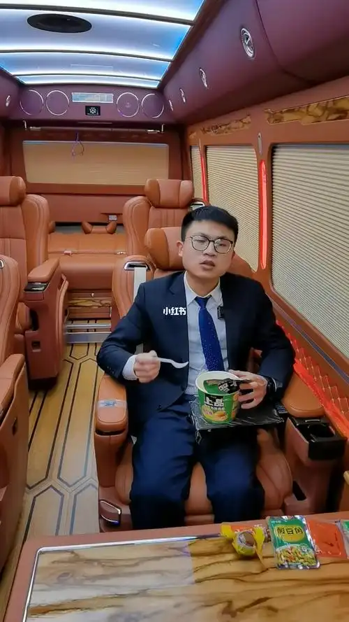坐在百万豪车上吃桶泡面是什么感受
