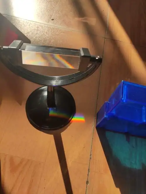 探索三棱镜 三棱镜可以分解复合光,当一束白光透过三棱镜后,会分解成