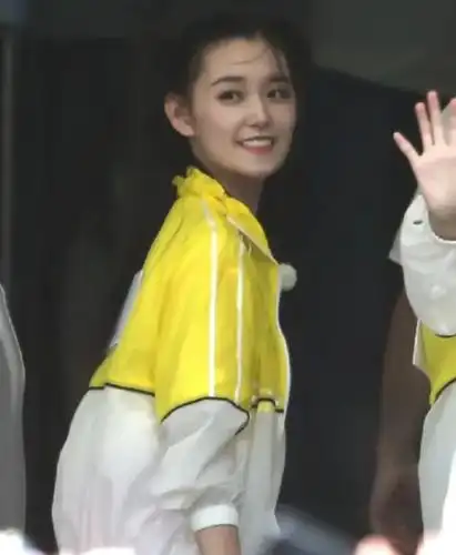 录制《跑男》离开精修,蒋依依生图太能打,19岁模样被网友疯传