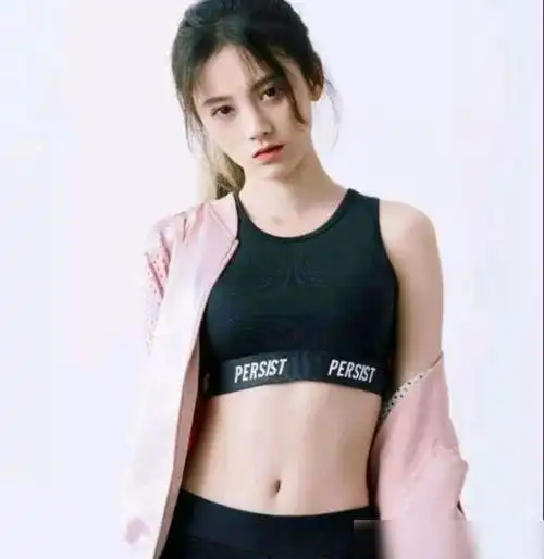 身穿露脐装的鞠婧祎就够惊艳了,看她穿健身衣后,马甲线太完美了