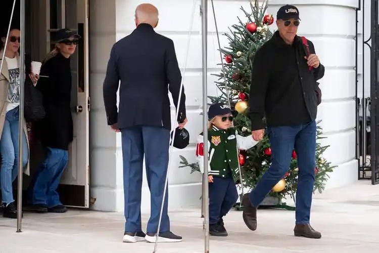 拜登携老婆孙女去加勒比海过新年!19岁孙女好惊艳,秀好身材超辣