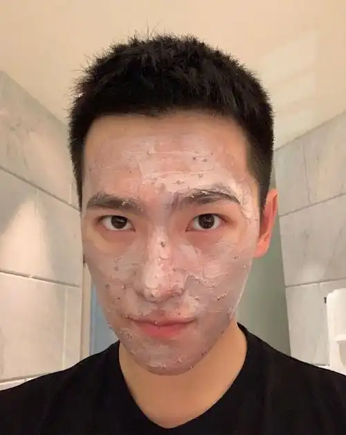 杨洋晒照敷面膜都没涂均匀但还是帅,网友:感觉像胡乱摸了把水泥