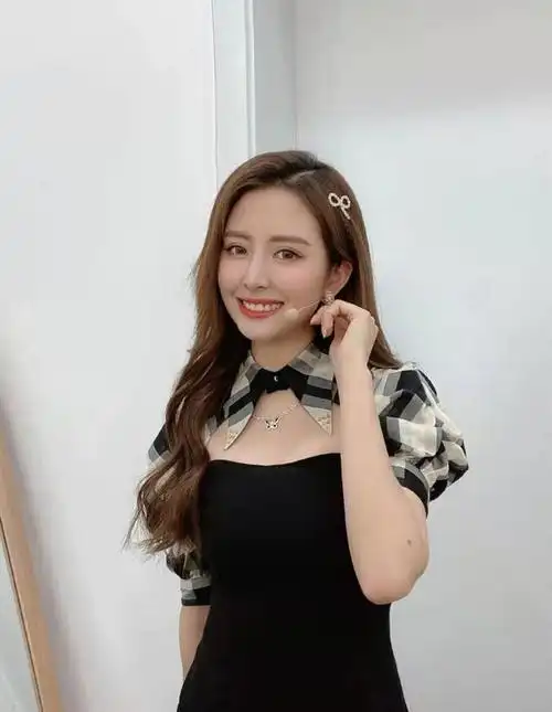 nba主播小楠最新礼服照身材窈窕上围傲挺肌肤似雪表情勾魂