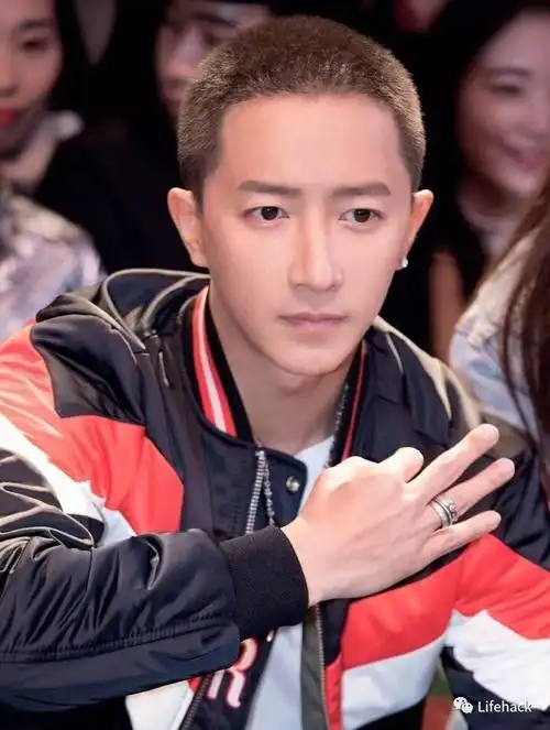 再翻看下韩庚自出道到近期的发型演变史,也都是以中长发为主,可以说走