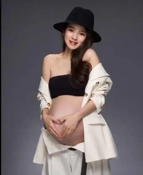 安以轩晒二胎孕肚照 倒计时1 1=四