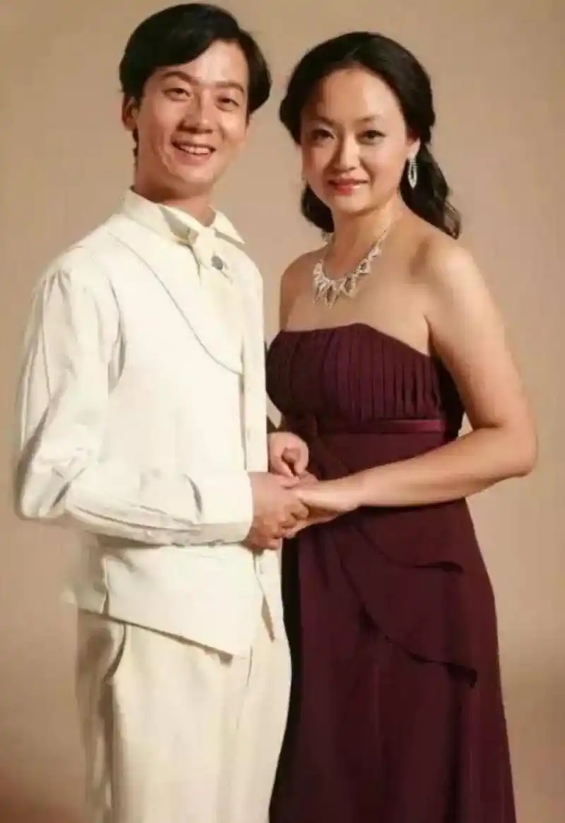 原创刘敏涛陈创时隔16年再合体紧密相拥后牵手离开两人至今都未婚