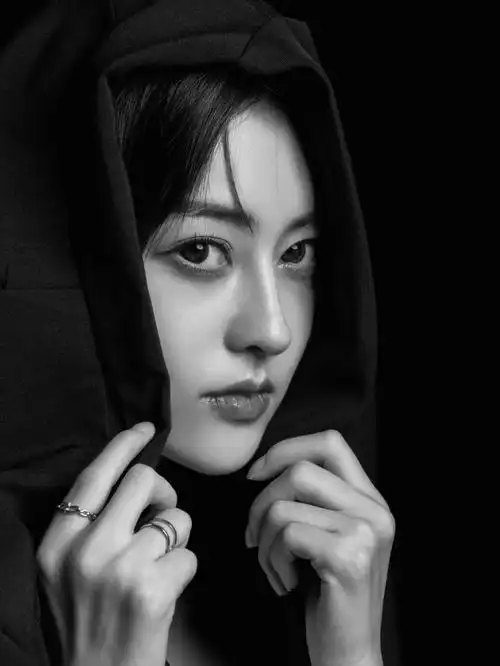 黑白肖像写真侧脸酷似张天爱